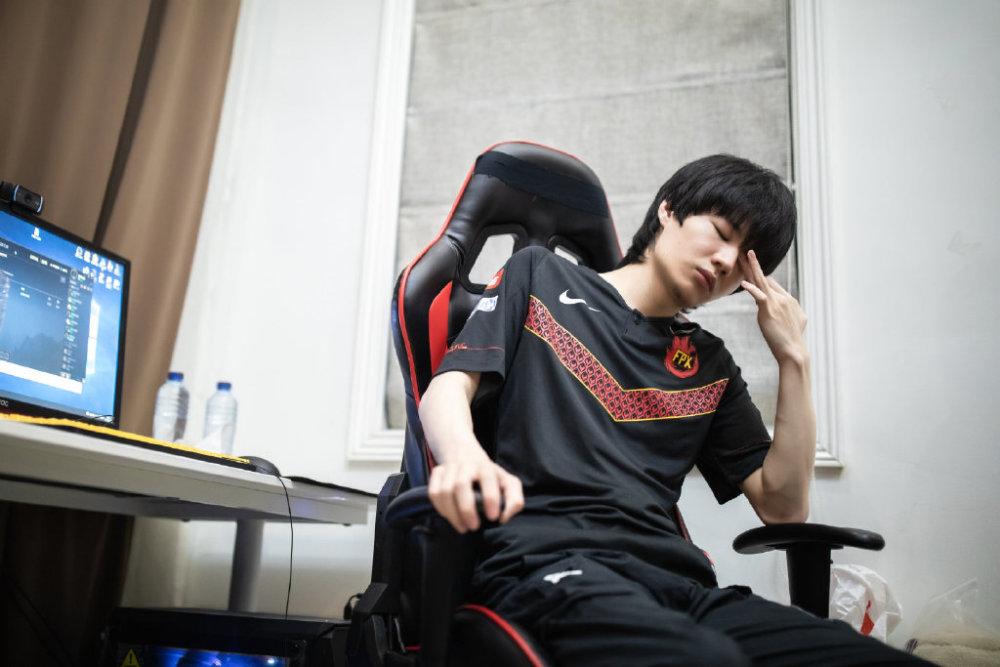 LPL：JDG 3-0淘汰FPX冲击LPL冠军，厂长称辅助刘青松没有输！