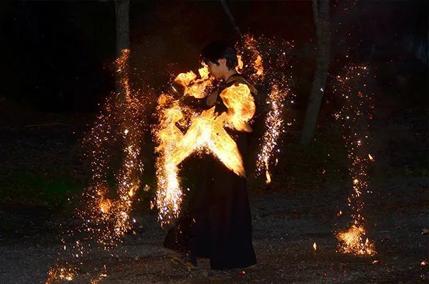 "我想要表现出火焰那梦幻的美和它所隐藏的力量,创作出能让观者感动的