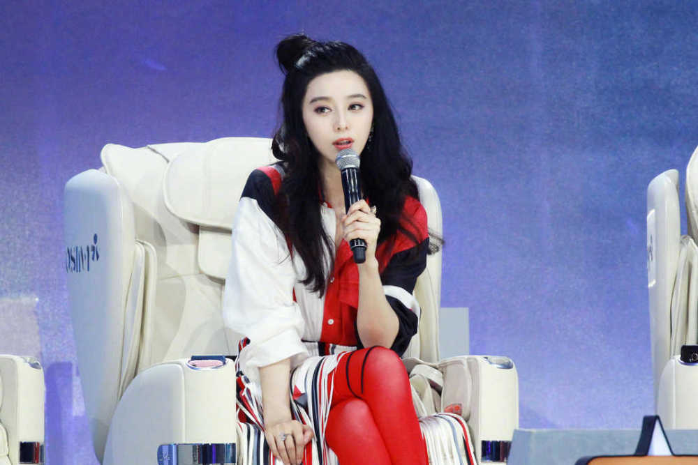 范冰冰真洋气!流苏半身裙时髦大气,配红色丝袜竟然也毫无违和感