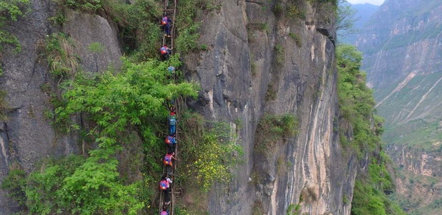 藤梯换钢梯变楼梯悬崖村84户居民即将搬迁青壮留村搞旅游