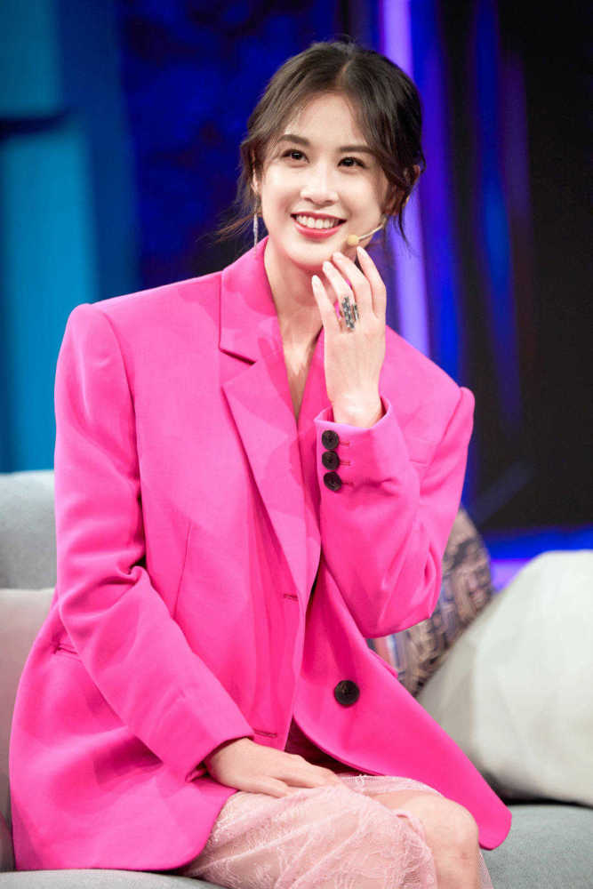 黄圣依的皮肤本身比较白皙,所以在驾驭这一款玫红色的西装的时候也