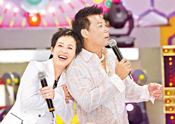 李明依1996年与美藉男友结婚,便逐渐淡出演艺圈,移居美国,直到2002年