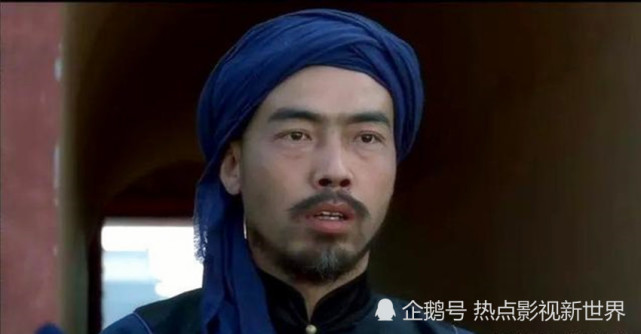 还有就是监狱长是由"英若诚"扮演的,他是北京人民艺术剧院艺委会的副