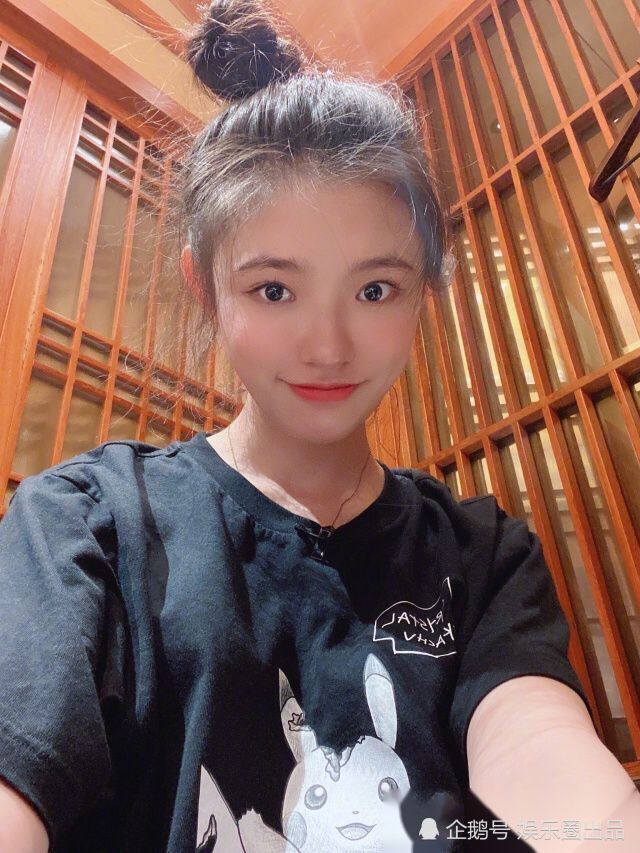 林允低头玩自拍,淡妆出镜意外好看,被赞五千年难得一遇的美女