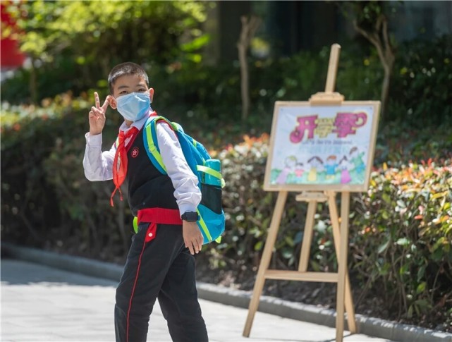 4月27日,華潤謝家灣小學,重回學校,學生們興奮不已.