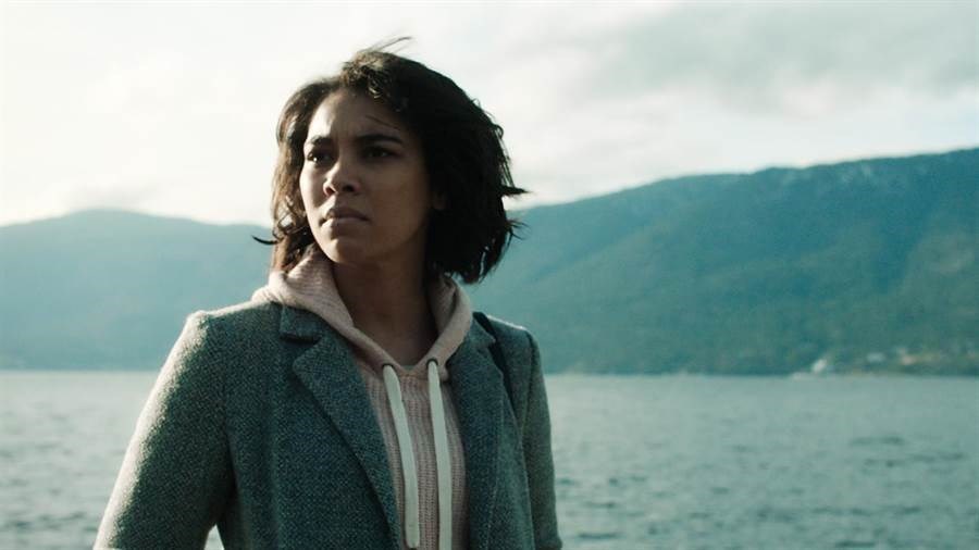 亚历山德拉·西普新片大谈人鬼恋 零下15度泡低温湖水