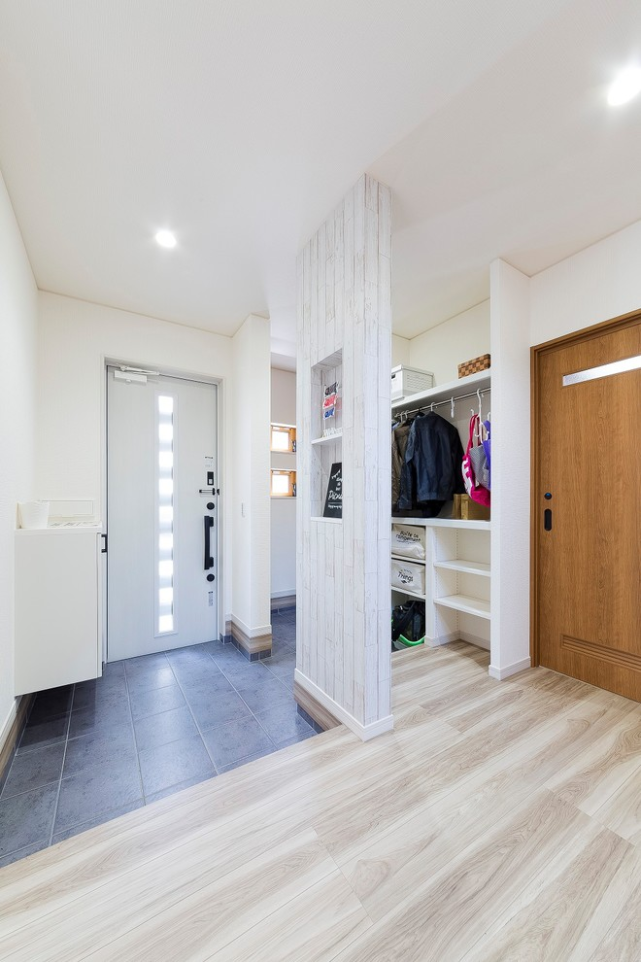 日本人保持玄关洁净的秘诀:步入式鞋帽间,比做玄关大柜有效多了