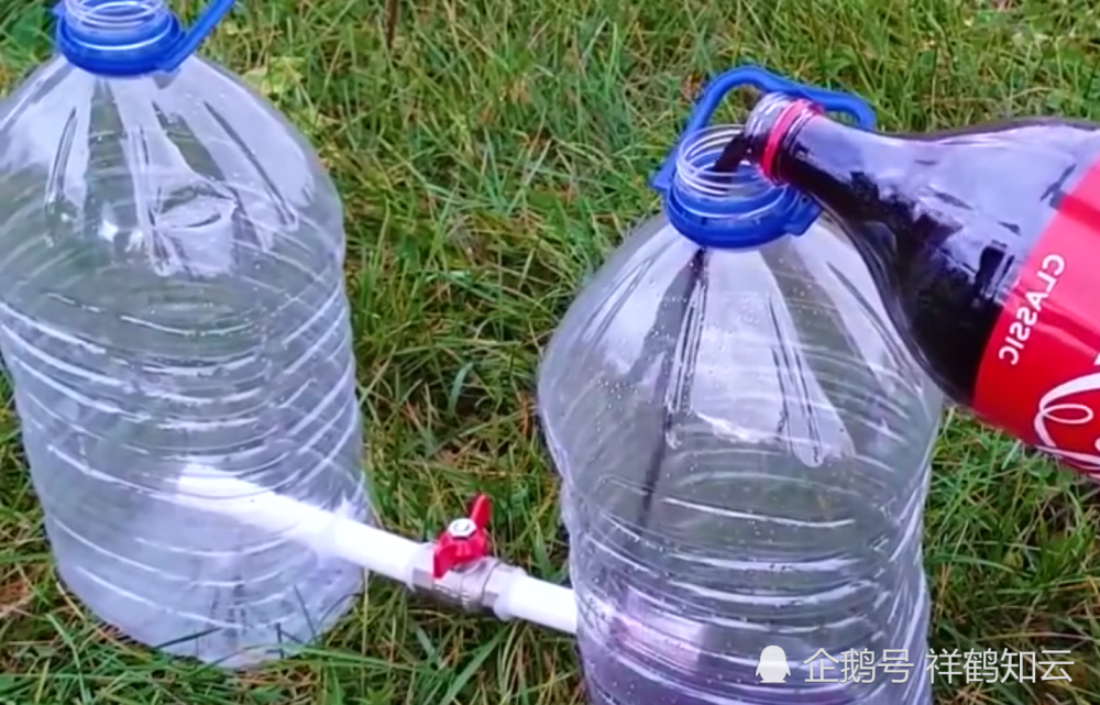 将可乐和曼妥思用水管连接,打开阀门的瞬间,场面相当壮观!