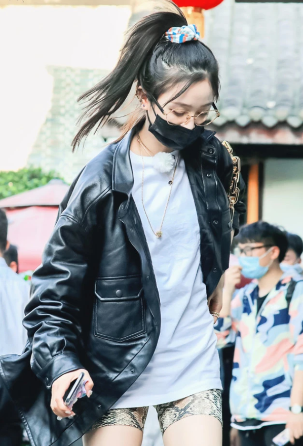 吴宣仪才是真腿精,为秀腿长穿"纹身裤"出镜,这腿怕是被上帝吻过_腾讯