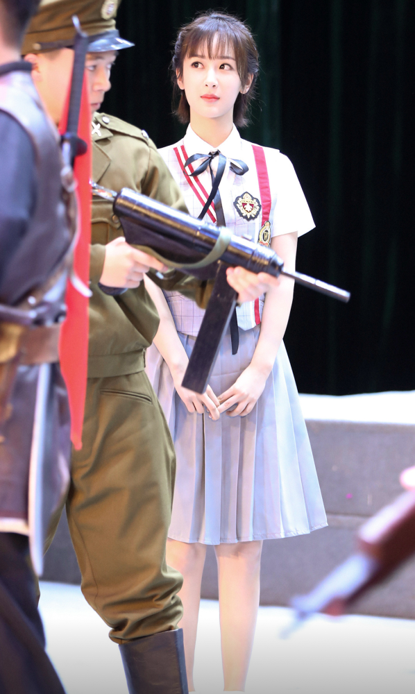 杨紫自认穿不了jk制服,导演要求她换上后,意外成小花中最甜的