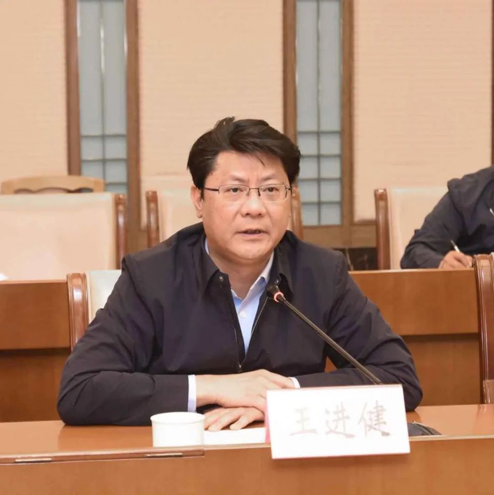 无锡市政府副市长,江阴市委书记王进健参加工作交流会.