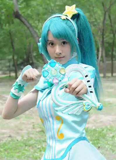 记得《巴啦啦小魔仙》贝贝吗?长大后用"小白鞋"秀腿,够惊艳!