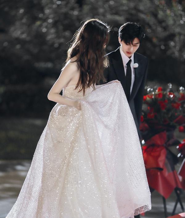 跑男路透曝光蔡徐坤为angelababy提裙摆粉丝们都惊呆了