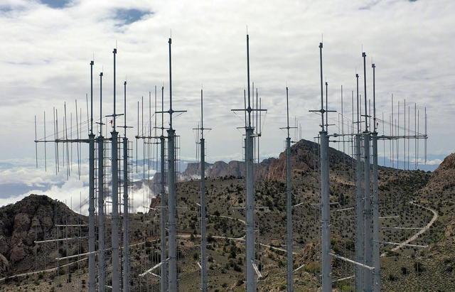 图为伊朗预警雷达天线阵列