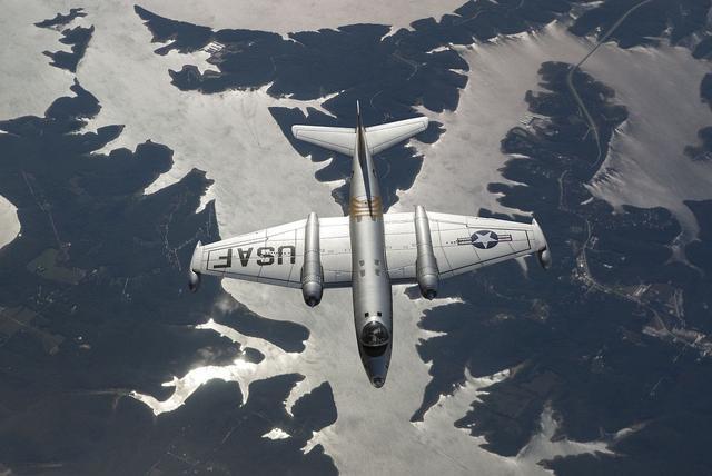 "轰炸机,国内生产版本叫b57如此优秀的性能自然会引来美国的关注,美国