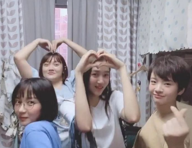 关晓彤晒大学舍友合照原来宿舍里还有大火的她人气一度高过关晓彤