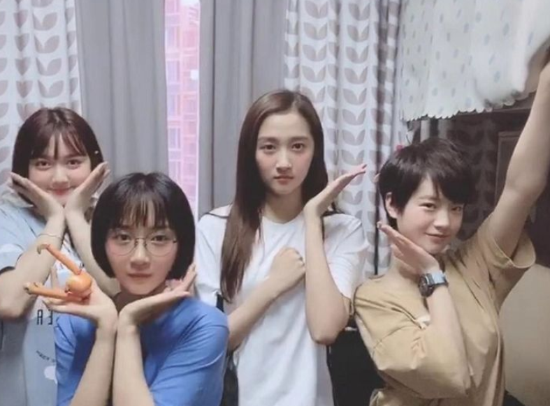 关晓彤晒大学舍友合照原来宿舍里还有大火的她人气一度高过关晓彤