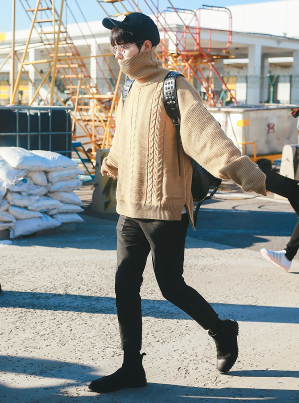 肖战现身机场,卡其色毛衣配双肩包似学生,难怪大家都偏爱他