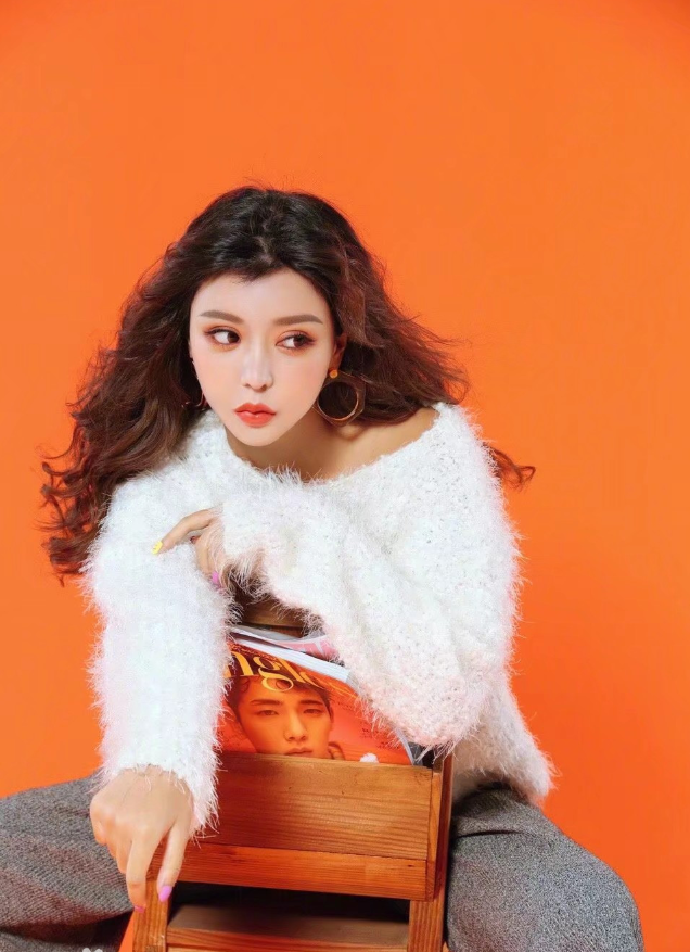 韩安冉复婚后又瘦了!21岁穿"光腿神器"的腿,能比奶棒细