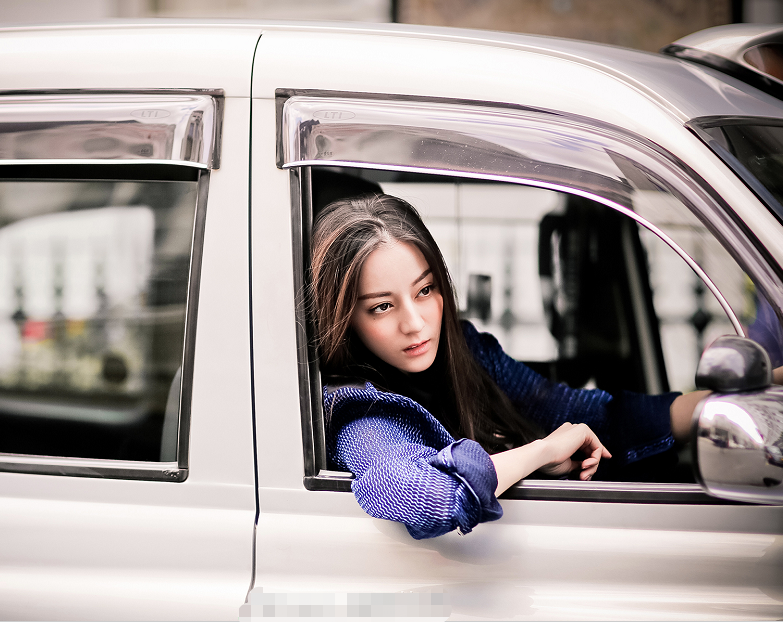 迪丽热巴"开车照"被疯传,还被警察叔叔称"胖迪",这梗太逗了