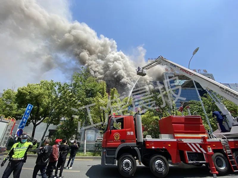 合肥一商场突发火情近20辆消防车紧急救援司机请绕行