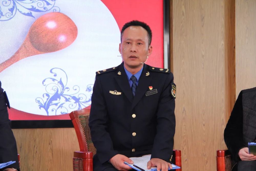 县城管局执法大队教导员葛海军沈卫华就文明城市测评标准对餐饮行业的