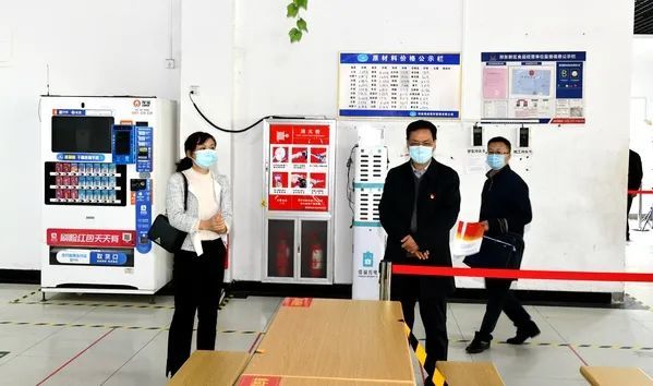 学校党委书记许琰,校长孔凡士,副校长王保军,倪居陪同检查