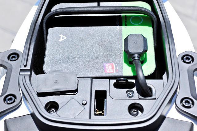 小牛mqi2的电池位于坐垫下方的座桶内部,从图中可以看到,电池基本占满