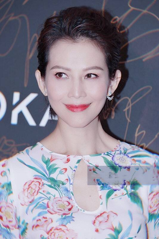 蔡少芬终于惊艳一回穿印花衬衫配半身裙减龄太多短发a爆了