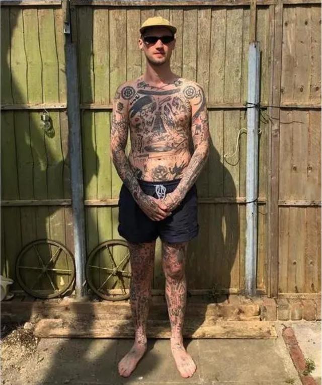 每隔离一天 他就刺青一次 如今全身密密麻麻纹到了脚底 文身 克里斯 英国 社会 英国伦敦
