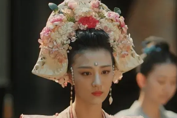 张贵妃把花环戴头上本以为造型师有意让她出丑其实竟还原了北宋