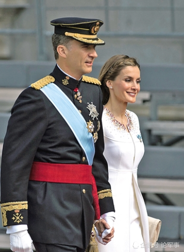 别看现在胡子拉碴像个老头子,西班牙国王年轻旧照曝光,帅到让人尖叫