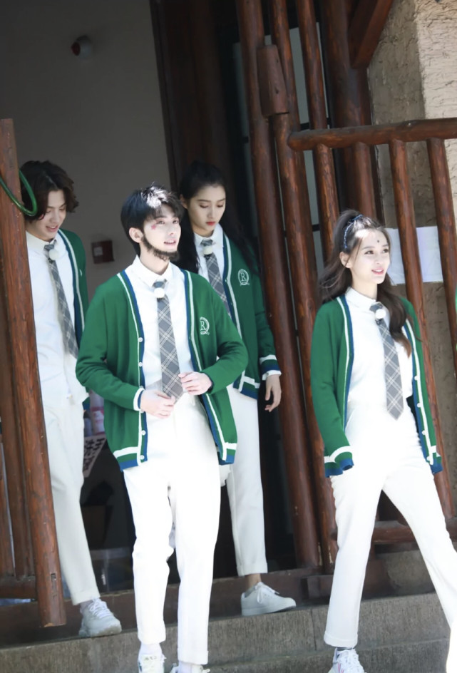 蔡徐坤和黄明昊合作新综艺看清女嘉宾个个都是女神