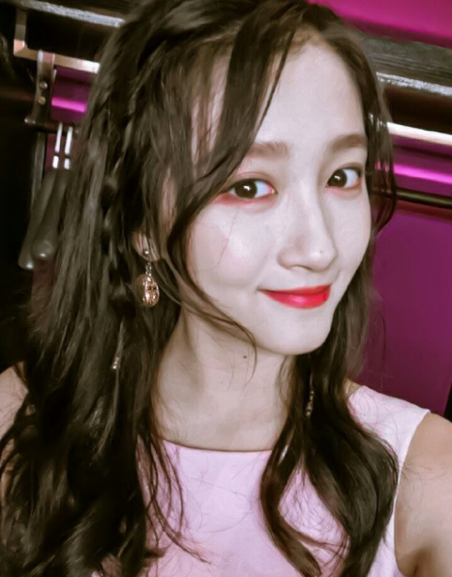 关晓彤自拍"使劲"抿嘴,看清脸部肌群,我没眼花吧?