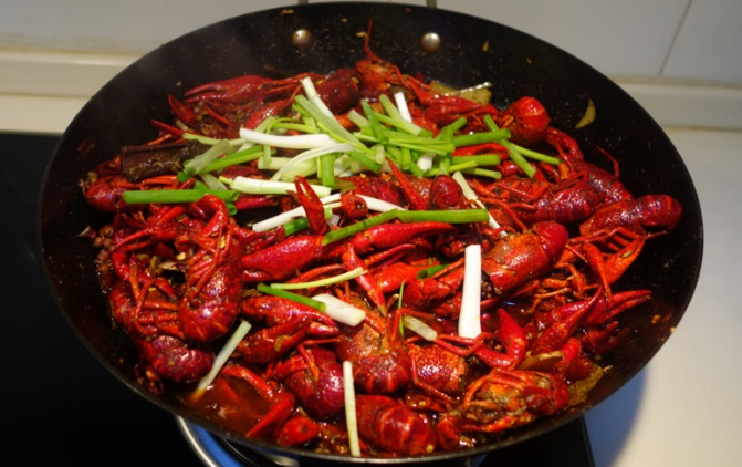 做麻辣小龙虾时只要放对了这2种香料小龙虾做好后又香又入味