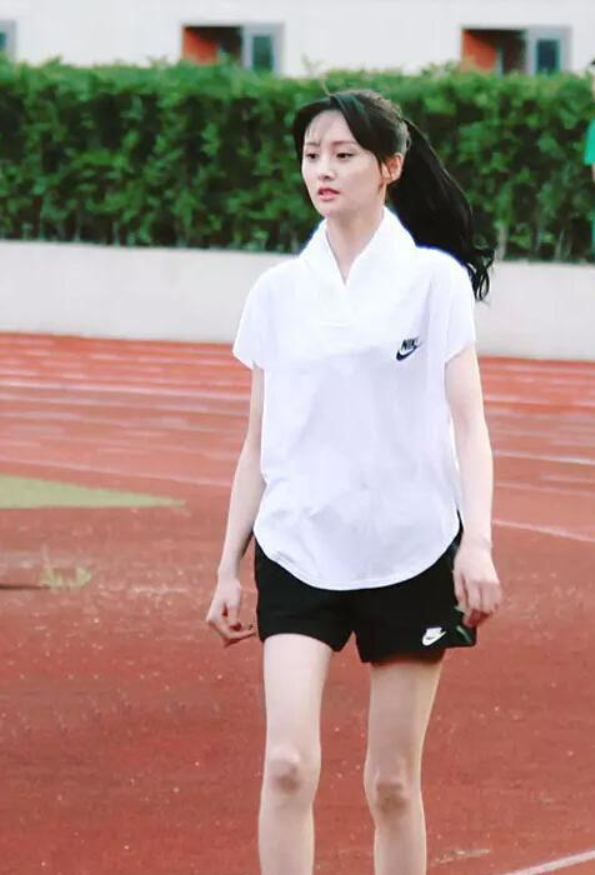 记得当时张翰上快本的时候,节目组让张翰给郑爽打电话问他愿不愿意