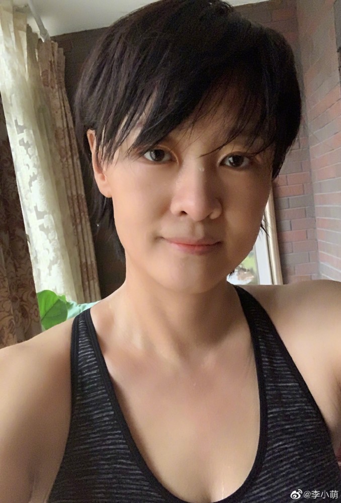 《半边天》,《新闻1 1》等节目的前央视主持人李小萌发微博称:"真想