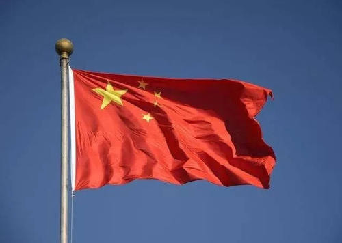 此国没有国旗要用中国国旗 后觉不妥 于是在旗上加了8个汉字 腾讯网
