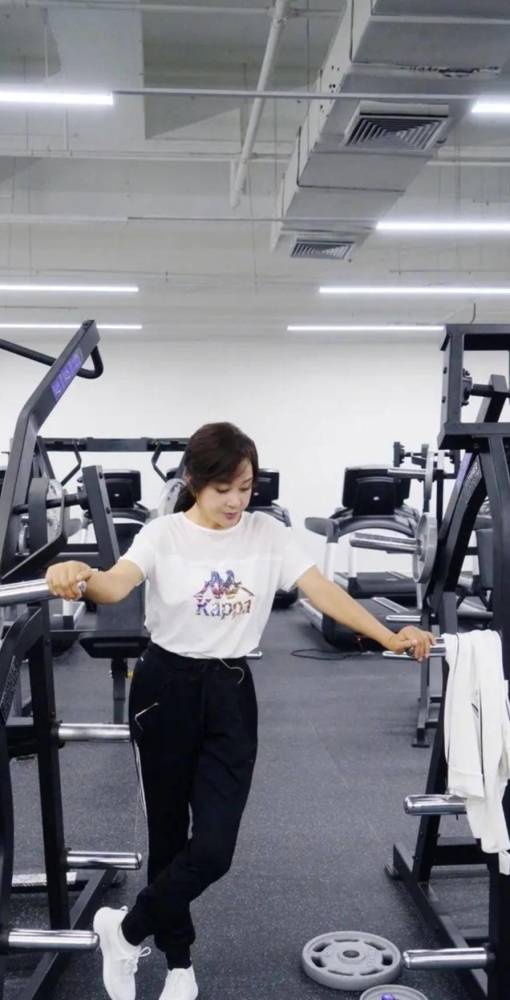 刘晓庆别再不服老了穿印花裙妆容很精致脸上65岁的皱纹太真实