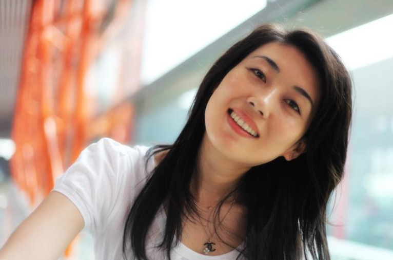 41岁美女央视主持李红看到正脸后网友直呼确定不是20岁