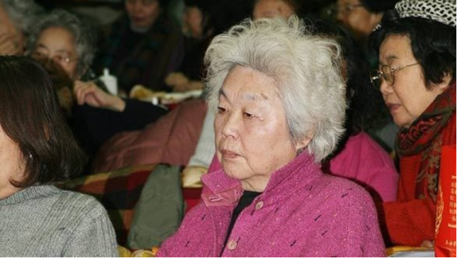 图片来源于网络:边宝华张桂云和范曾的爱情令人羡慕,同时又深受世俗的