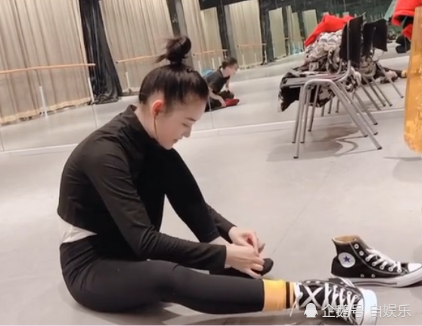 蒋依依跟着舞蹈老师练一字马看清幅度到底谁才是专业的