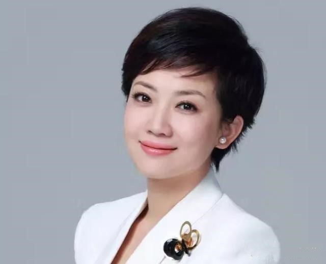 播音员有爱且富有同情心,十分善良,符合人们对央视女主播的印象和期望