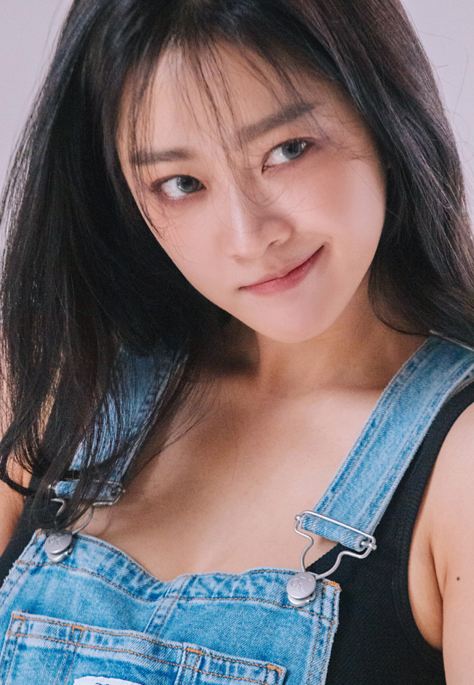 赵宝儿杂志拍摄花絮释出黑背心搭牛仔背带裤帅气洒脱