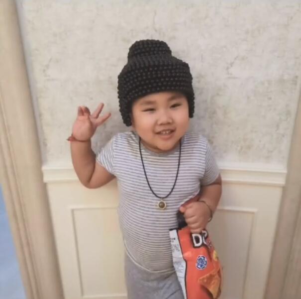 郭德纲妻子晒小儿子萌照,郭汾阳留小辫子,浑身肉嘟嘟超可爱