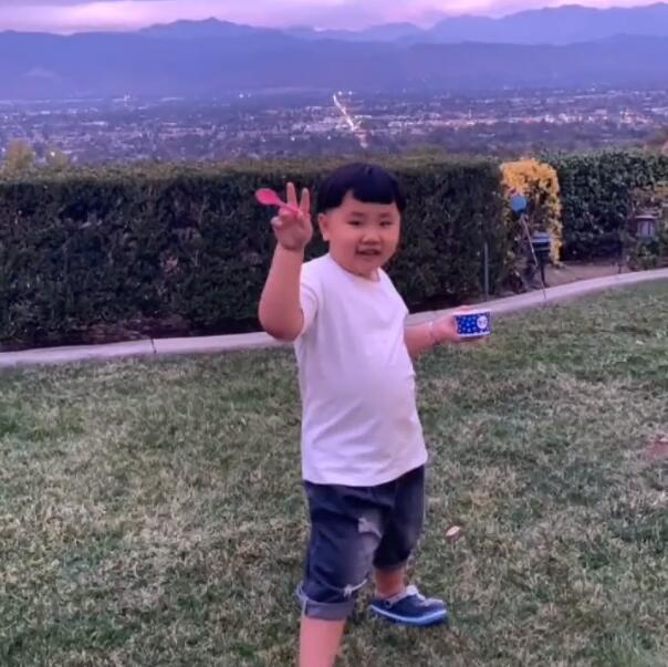 郭德纲妻子晒小儿子萌照郭汾阳留小辫子浑身肉嘟嘟超可爱