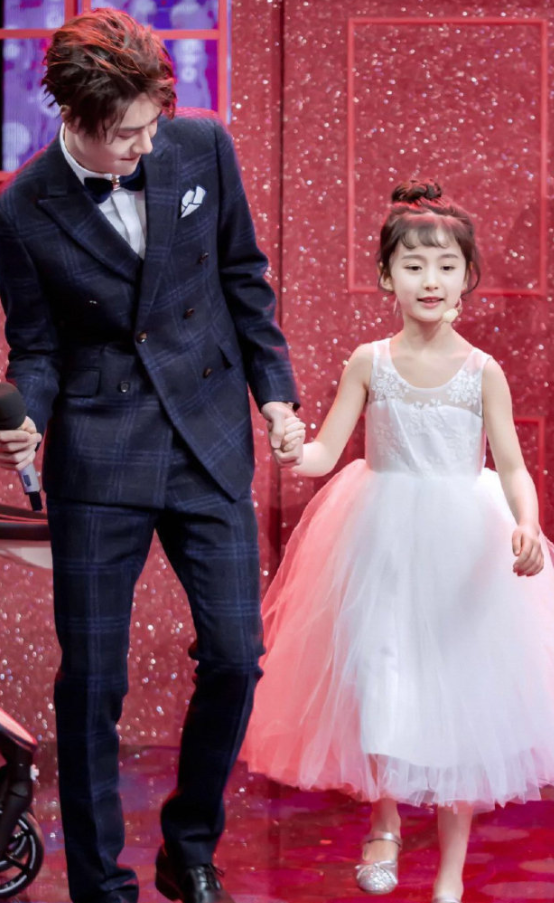 她是王一博唯一宠爱的女孩,短发撞脸"国际冰",穿粉鞋腿细成电棍