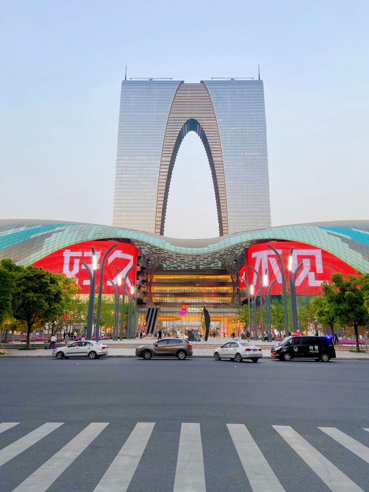东方之门，苏州最著名的地标性建筑，为什么被调侃成“大秋裤”？_腾讯新闻