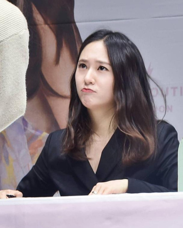 郑秀晶怎么胖成这样了?近照脸圆了不止一点点,真的是太显老了