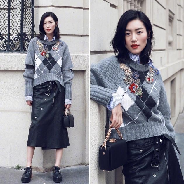 大表姐刘雯春季街拍曝光蓝色针织衫搭白色短袖舒服又优雅